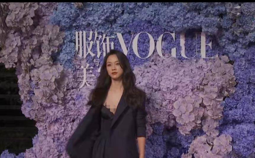 设计 汤唯不愧是大花！穿深v秀事业线赢过杨幂，压轴出场成红毯大赢家