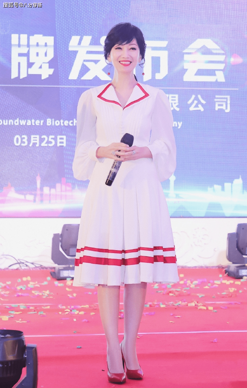 显得 赵雅芝是吃了防腐剂吗？六十多岁穿粉裙也没违和感，少女感无敌了