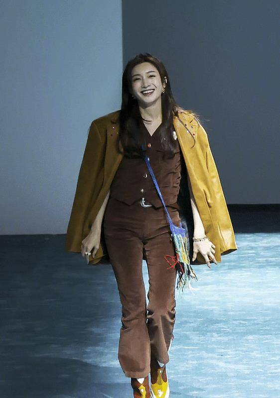 傲人 上海时装周众女星PK！孙俪略显老气，林允身材傲人，江疏影气场全开