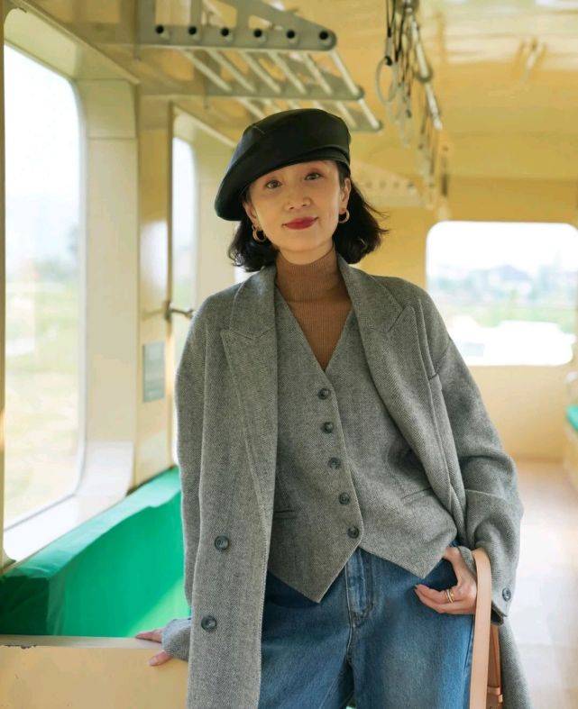 一身 50岁的女人别总穿一身黑，可以尝试浅色穿搭，演绎别样的视觉盛宴