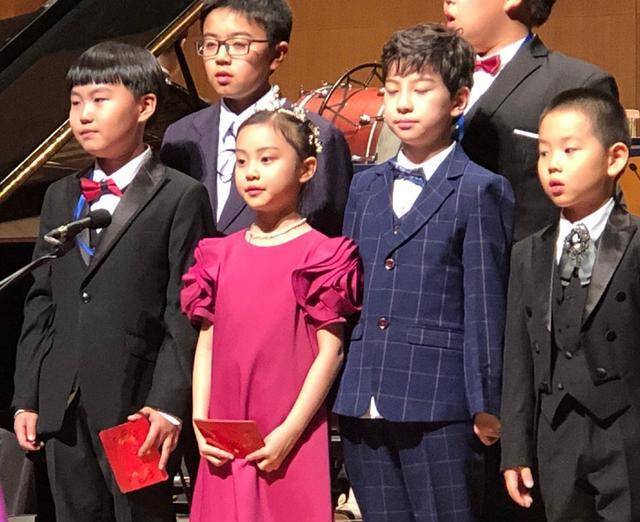 家长 李小璐携女儿现身机场,甜馨穿风衣像小大人,打扮得比妈妈还抢镜