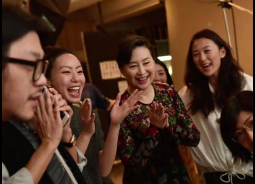 黑色 何超琼素颜凹陷苍老，但穿碎花裙踩高跟鞋，气质一下就高贵起来！