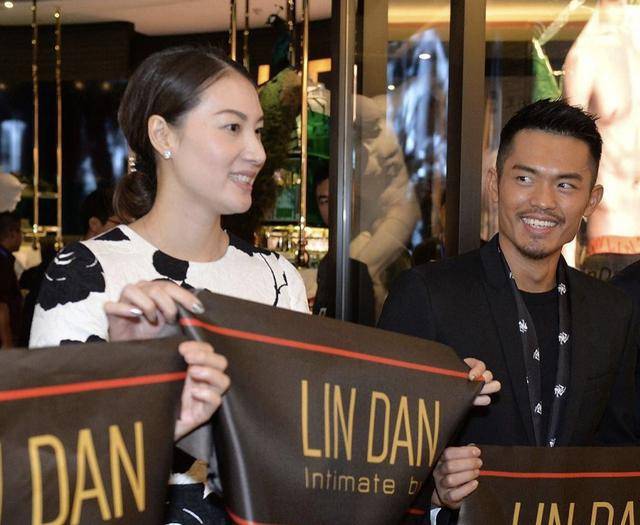 整体 谢杏芳林丹合体亮相,1米78穿短裙秀长腿,两口子一黑一白挺登对裙装裤装西服