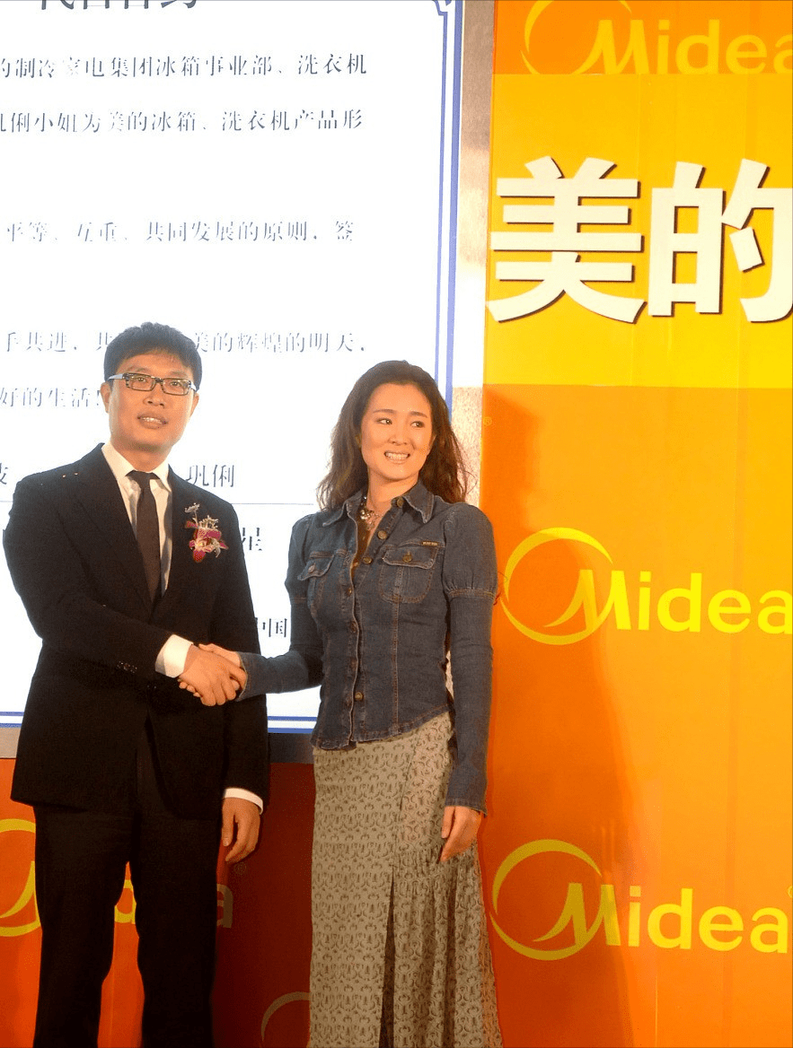 魅力 20多年前的巩俐也挺摩登，短发样子挺罕见，牛仔夹克穿得潇洒帅气