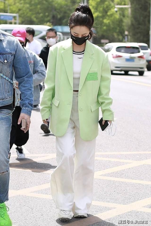 视觉 薇娅的美妆技巧一流，浅绿色西装外套又美又飒，气势不输女明星