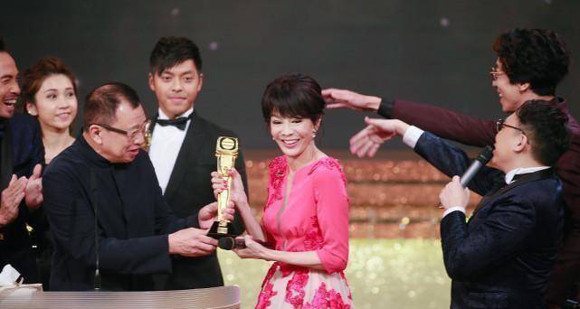 设计 郑裕玲都64岁了，可穿衣仍然按照小姑娘标准来，粉色花裙挺招摇