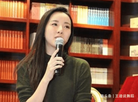 李思思 李思思蔡明罕同框跳舞!穿紧身薄纱衣秀身型曲线,烈焰红唇太风韵