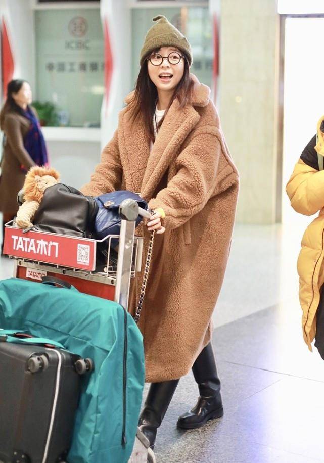 黑色 张静初穿得跟“刚进城”似的,但气质却很高级,混搭的造型也很美