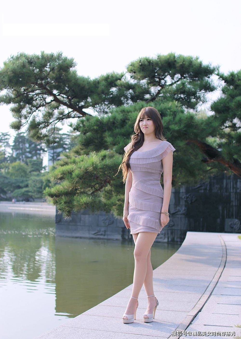 经典 紫色连衣裙，简约又时尚透着柔美与性感，尽显女性优雅气质
