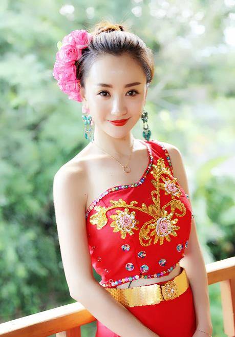 鞠婧祎 女星“傣族装扮”大赏：谢娜显年轻，鞠婧祎白到发光，最性感是她