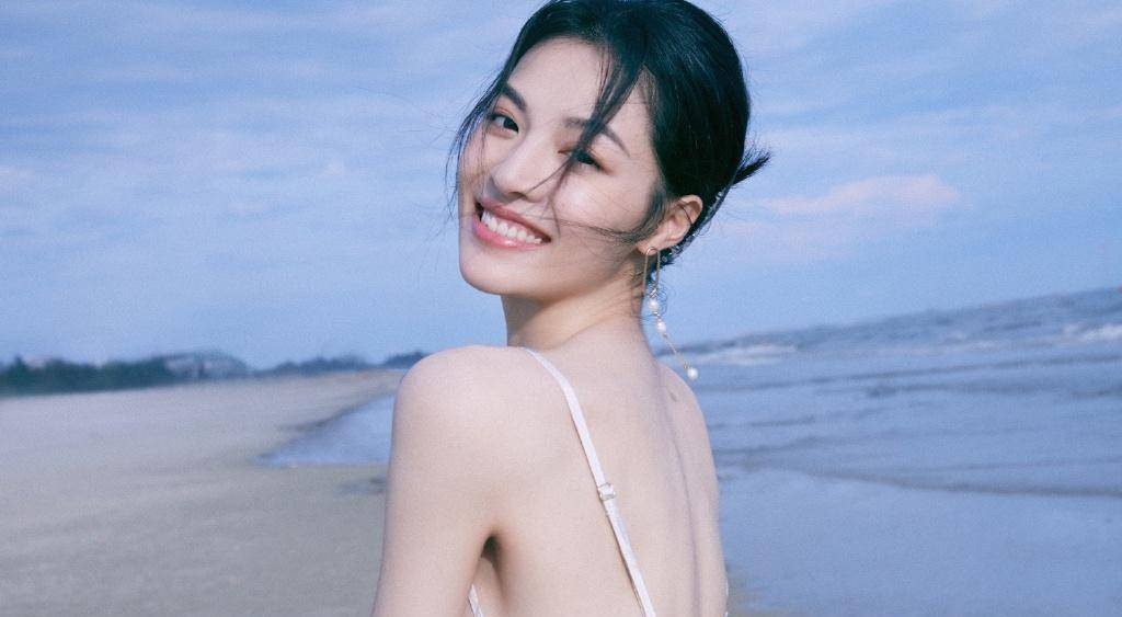 整体 钟楚曦太适合穿薄裙了,骨感身材线条明显,高级美的气质藏不住