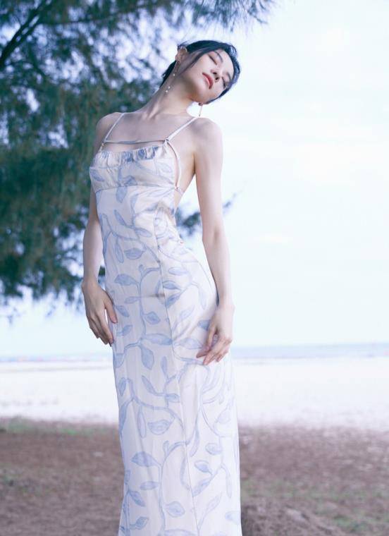 吊带 钟楚曦的身材堪比超模，“奶油肌”让人羡慕，拍照时也挺会凹造型