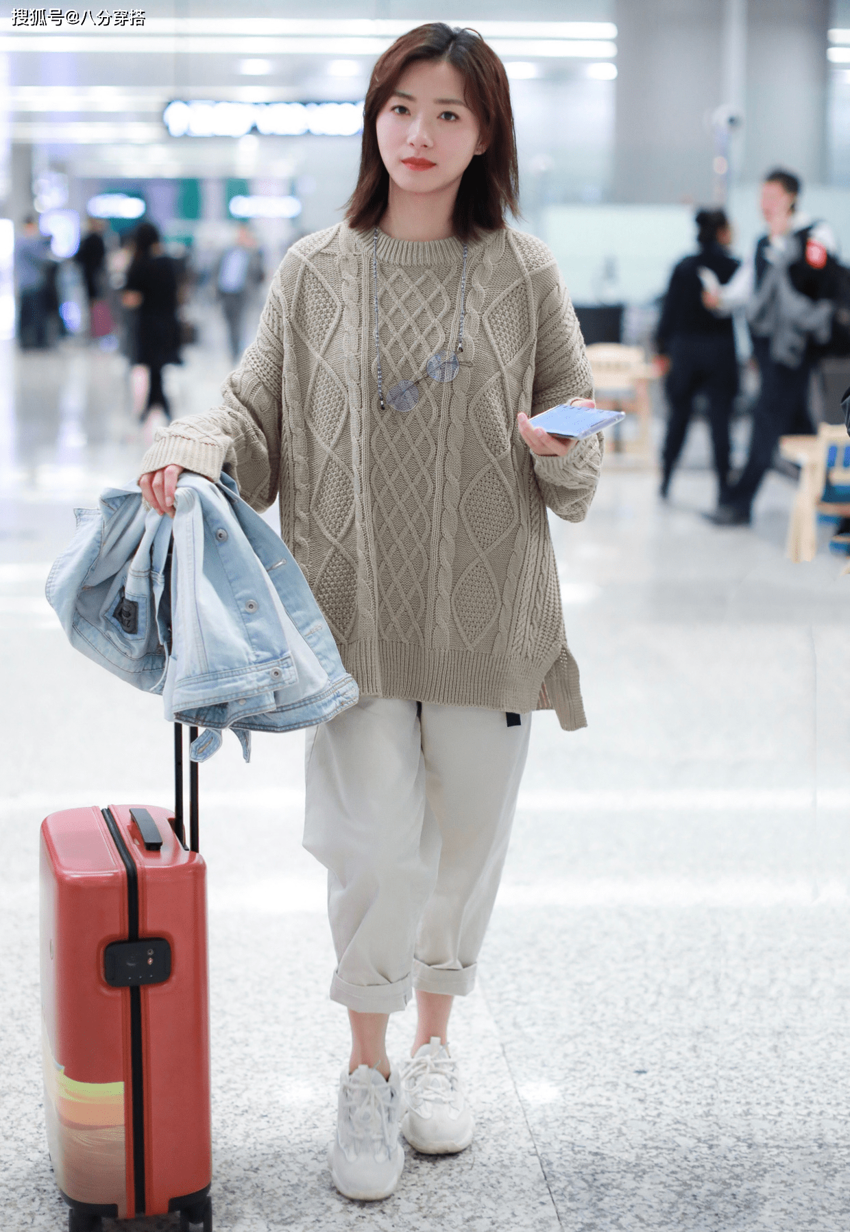 蓝色 万茜罕见留长发，配蓝裙淑女范十足，又飒又美真是太有魅力