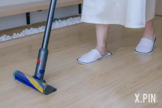 把灰尘放大几万倍后，我看到了彩色的世界