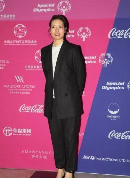 设计 李娜有女强人的气场,穿宽大西装套装不邋遢,骨子里的干练藏不住