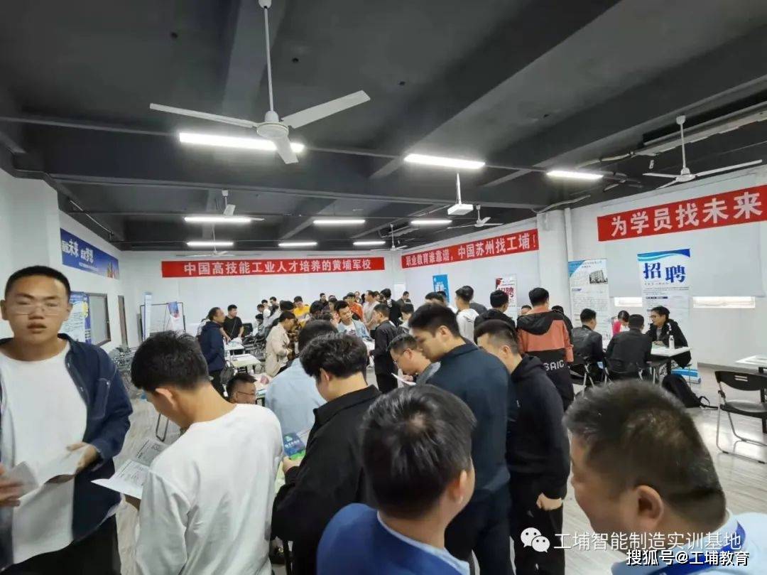 招聘会讲话_襄阳举办企业与大学生对接大型招聘会供万余岗位