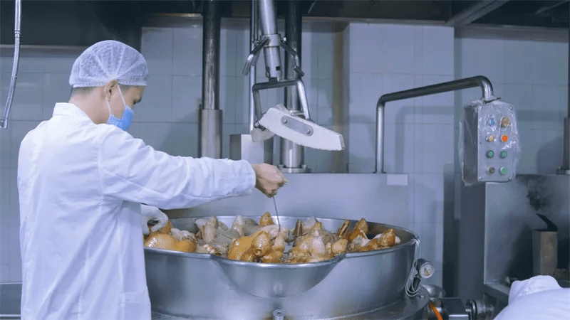 目前物只卤鹅在汕头地区全资投资建设了 7000平方米的卤味食品加工厂