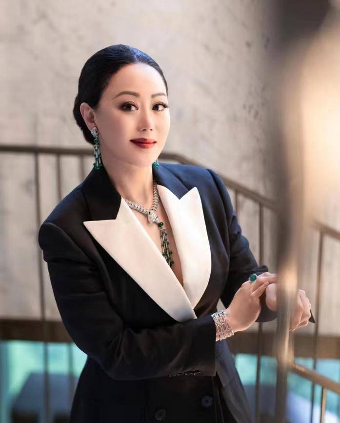 章小蕙的经典黑色系穿搭:蕾丝连衣裙充满女人味,鱼尾皮裙很高级
