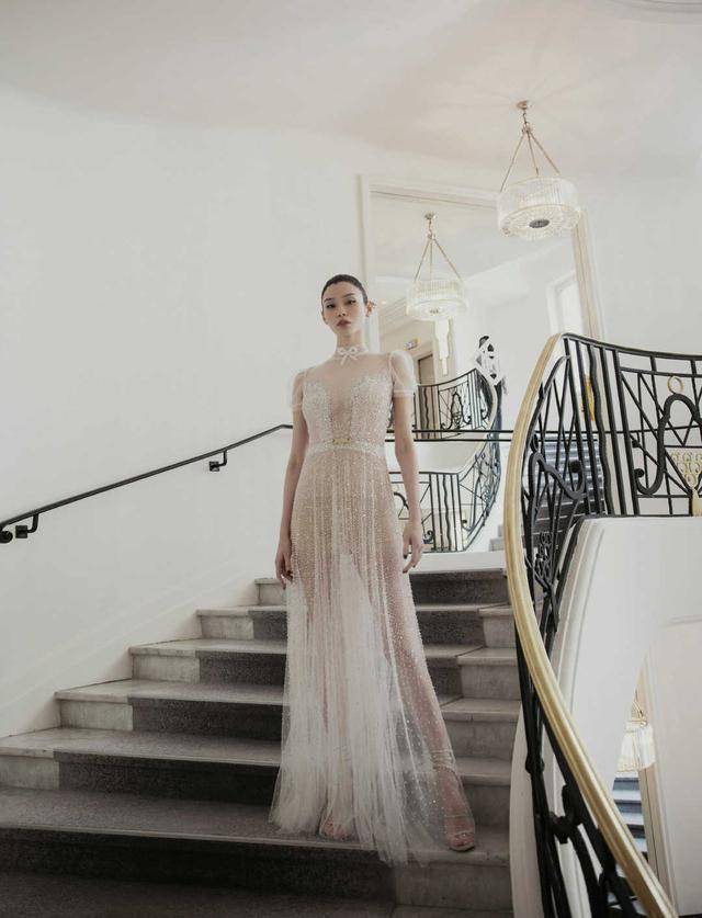 黑色 奚梦瑶真“放得开”,穿挂脖式吊带亮片黑色连衣裙,高级又优雅