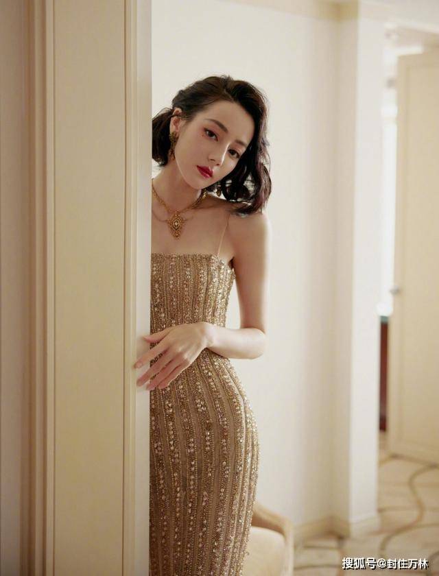 身材 热巴又惊艳了,穿裸色吊带裙出席活动,尤物身材成焦点