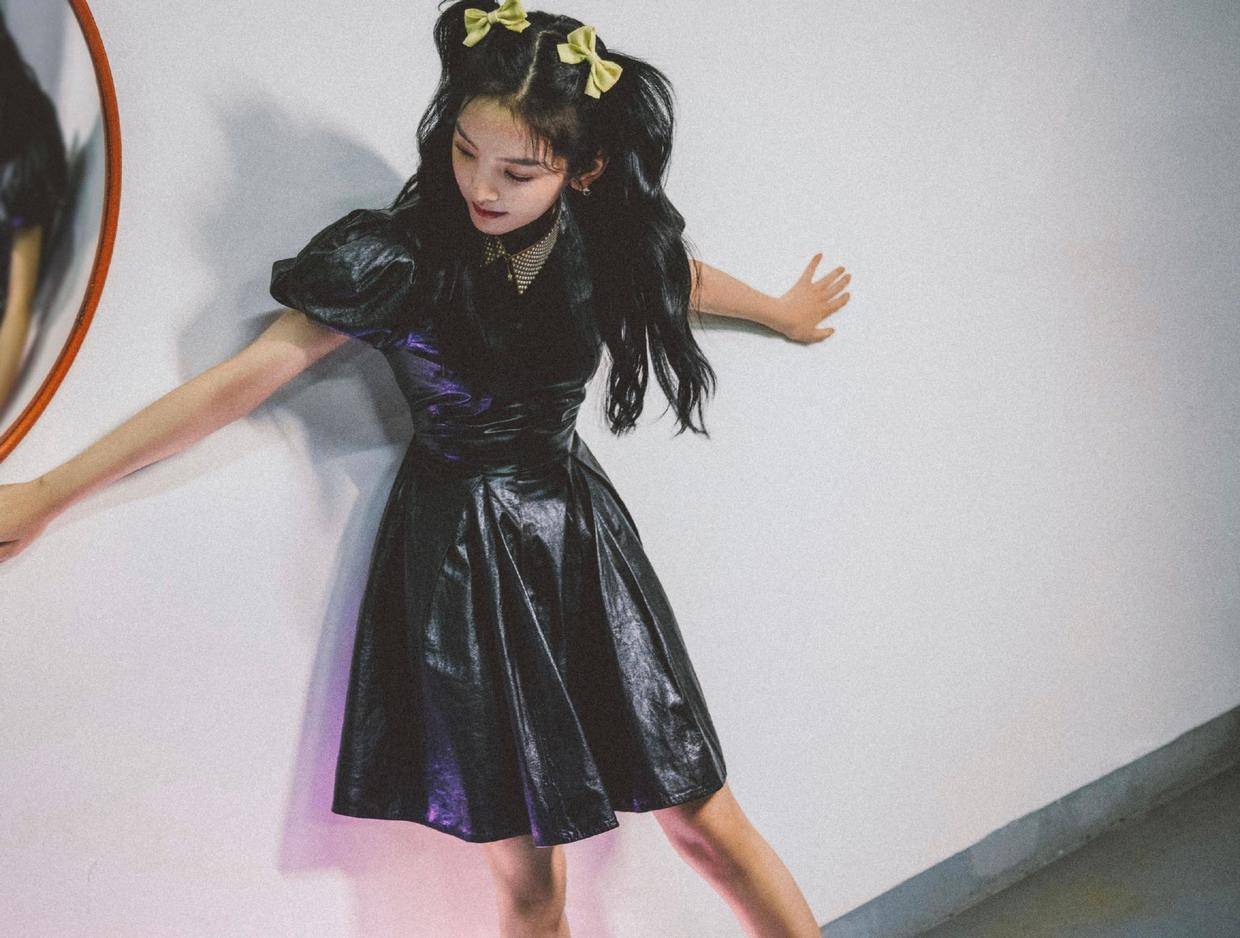 马尾 章若楠才是少女风代表，穿黑色泡泡袖皮裙出镜，扎双马尾又甜又欲