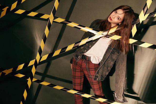 钟楚曦 钟楚曦一改往日御姐形象,穿西柚红印花裙清新甜美,尽显娇美温柔