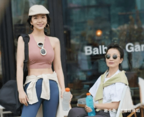 李思思 李思思蔡明罕同框跳舞!穿紧身薄纱衣秀身型曲线,烈焰红唇太风韵