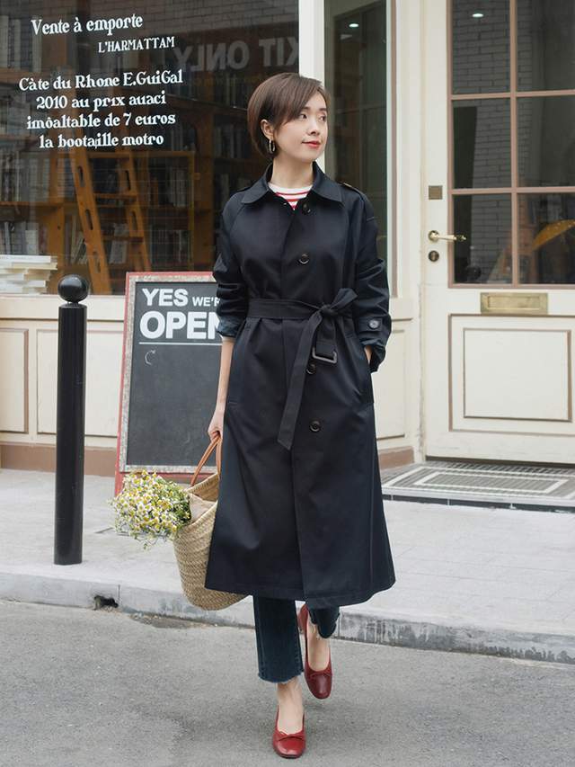 显得 秋季,奔四奔四的女人怎么穿风衣?搭配衬衫和牛仔裤,减龄又洋气