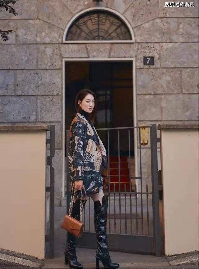 魅力 李小冉魅力依旧，穿印花西装搭配高筒靴子，真的美呆了