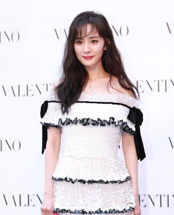 渔网 杨幂不愧是时尚界女王，穿渔网裙加上亮片，“风尘装”穿出优雅味