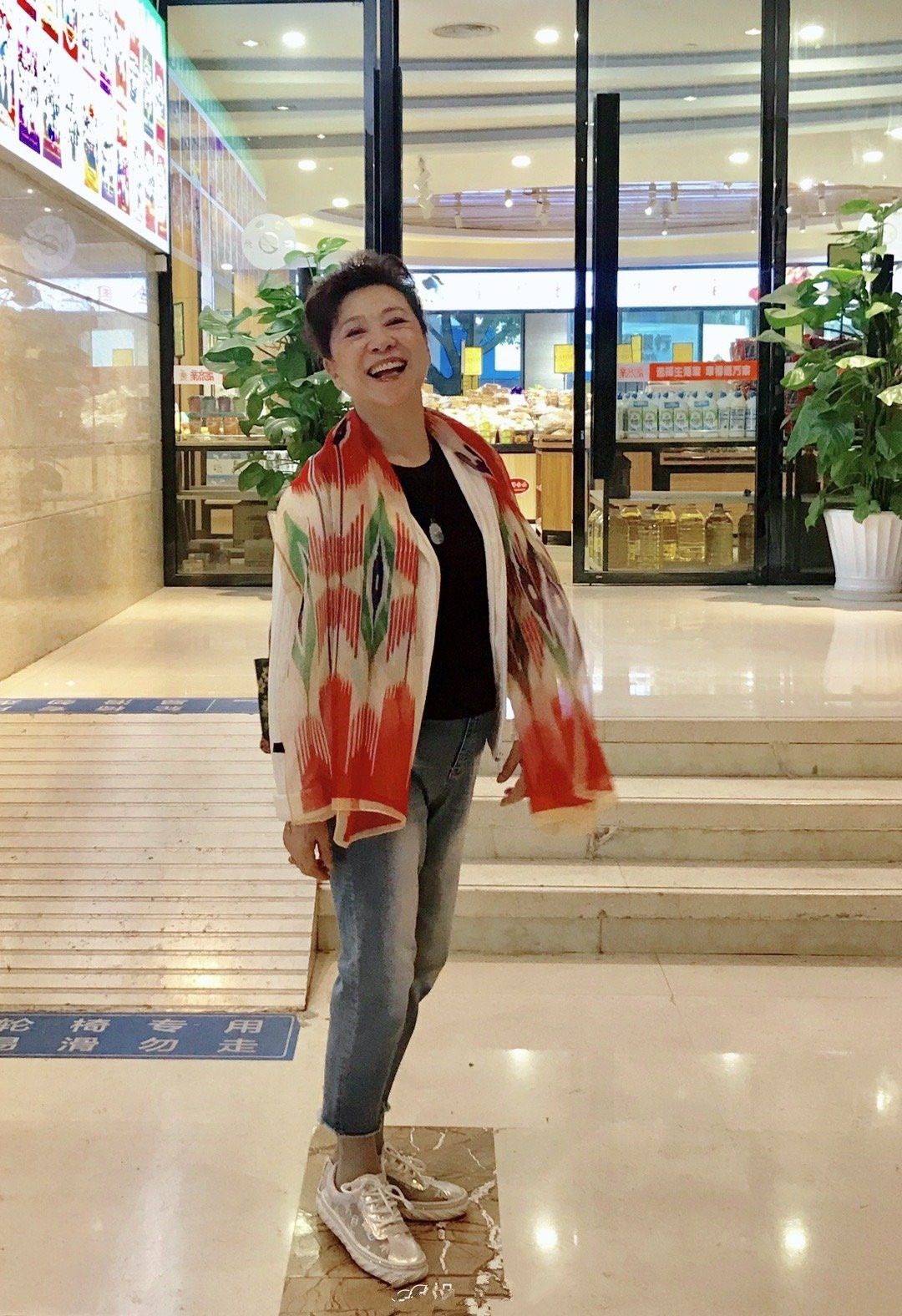 感觉王馥莉跟老艺术家合影，西装搭碎花裙气质优雅，74岁还这么漂亮！