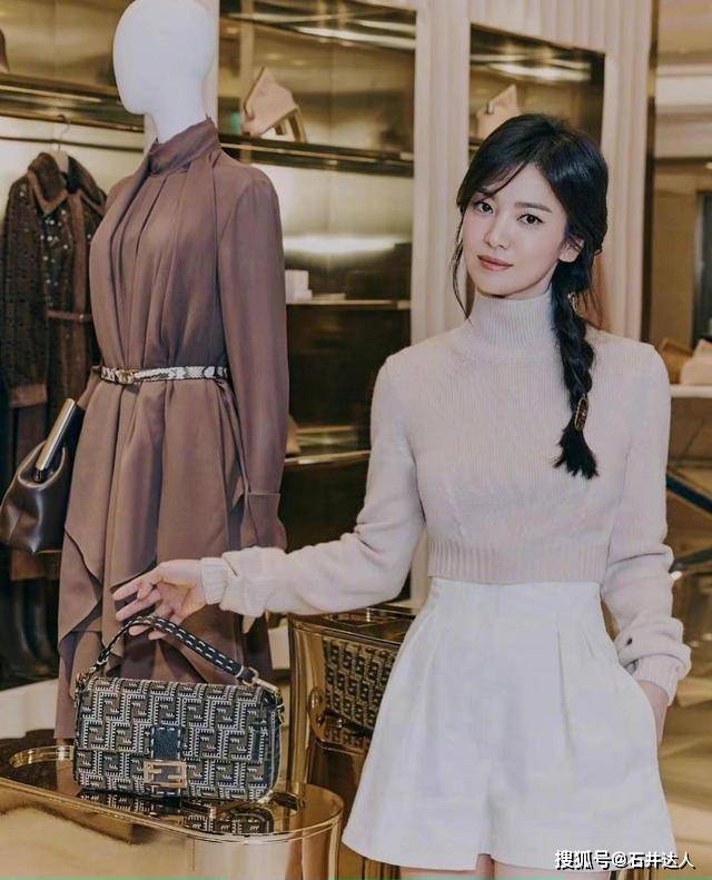 整体 宋慧乔依旧有魅力,穿奶茶色温柔优雅,麻花辫秒变年轻