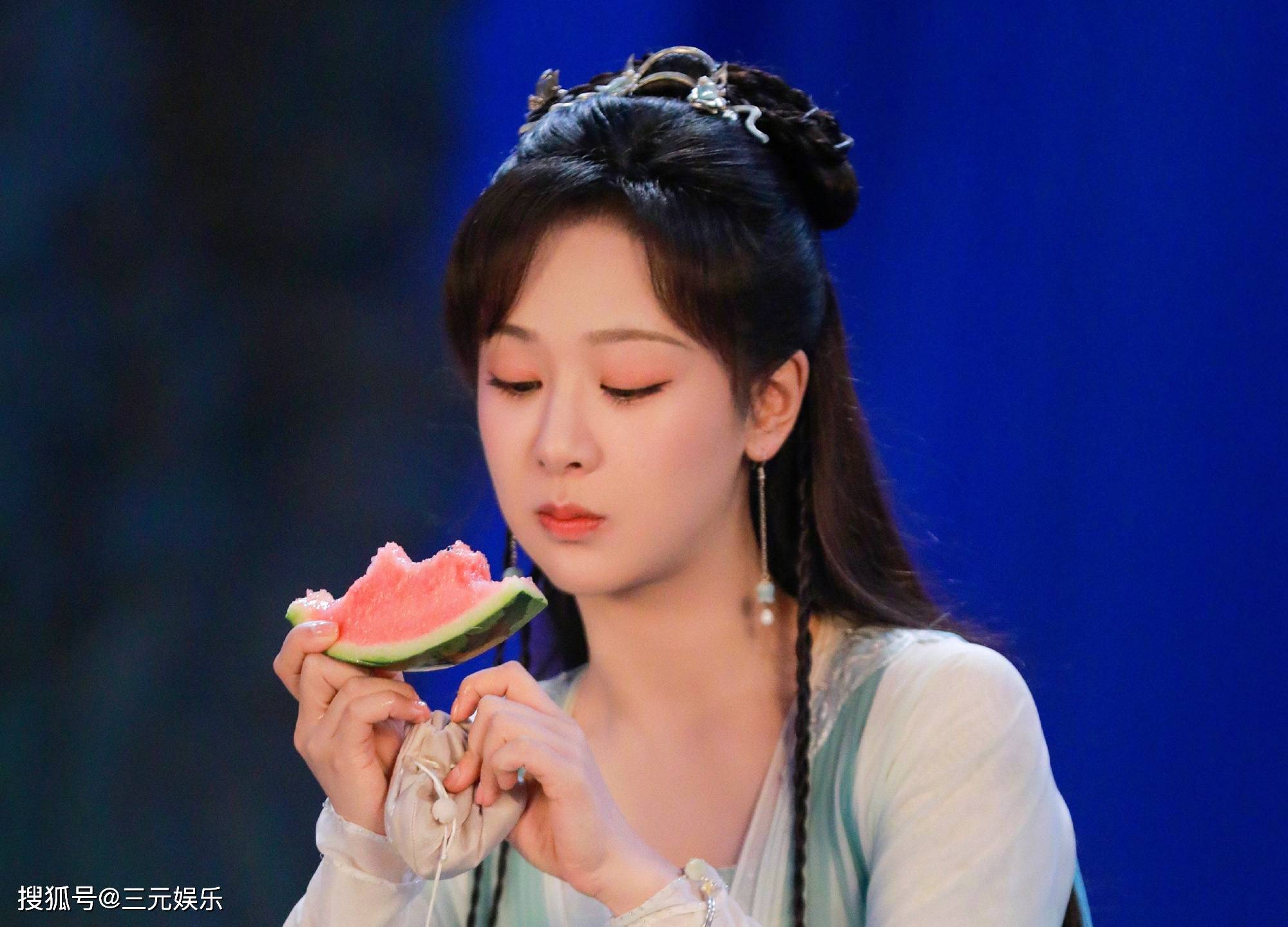 网友|杨紫新戏刚杀青，就被曝出有穿帮镜头，“证据”出自杨紫之手