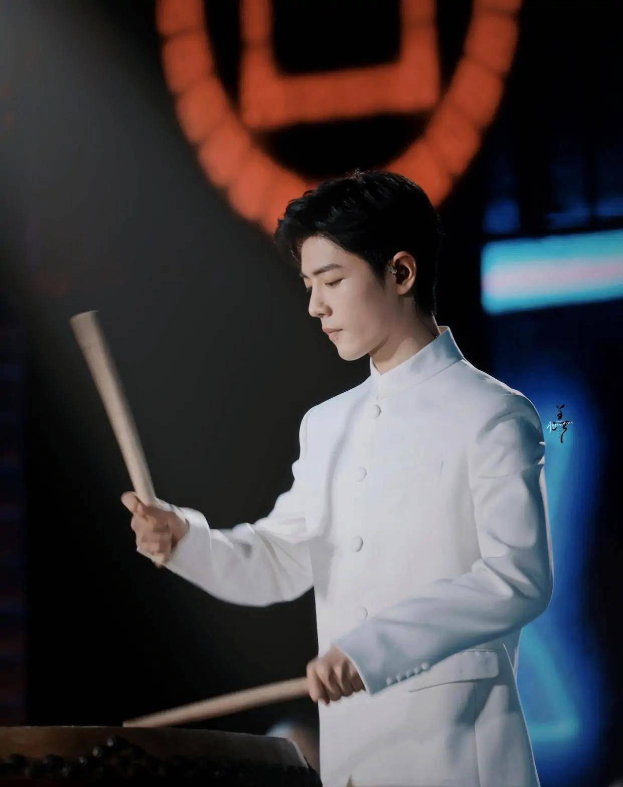 电影|肖战参加《成龙国际动作电影周》闭幕与成龙合唱歌曲《中华力量》