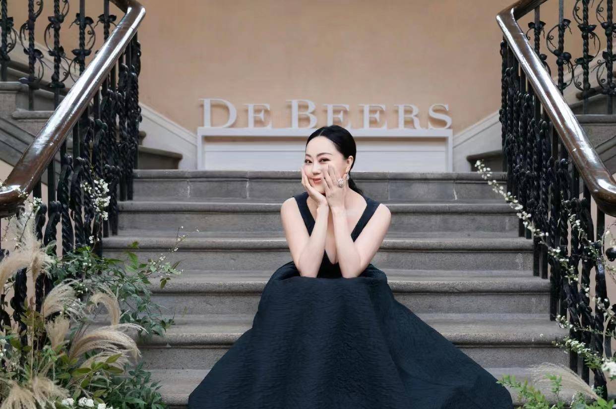 章小蕙的经典黑色系穿搭:蕾丝连衣裙充满女人味,鱼尾皮裙很高级