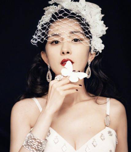 活动 杨幂工作室发布最新活动照,一袭性感白裙亮相,美得让人心动!