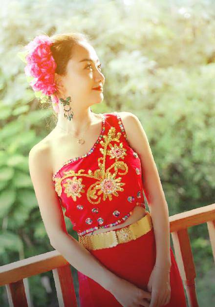 鞠婧祎 女星“傣族装扮”大赏：谢娜显年轻，鞠婧祎白到发光，最性感是她