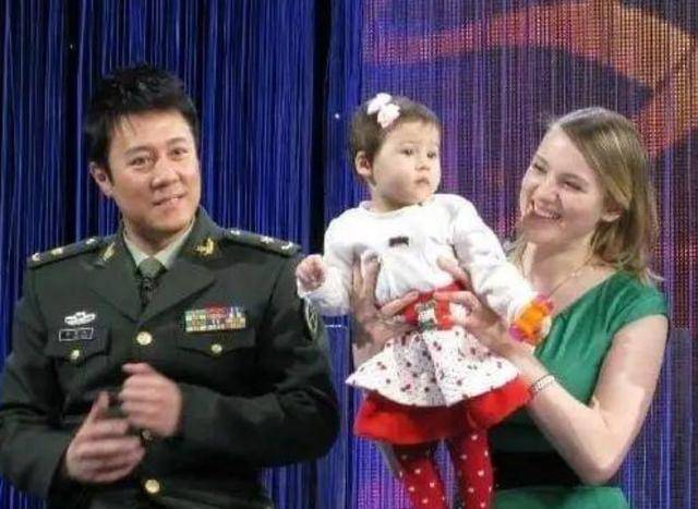 年才|李娟是蔡国庆的老婆,长这般模样,怪不得蔡国庆一直不公开