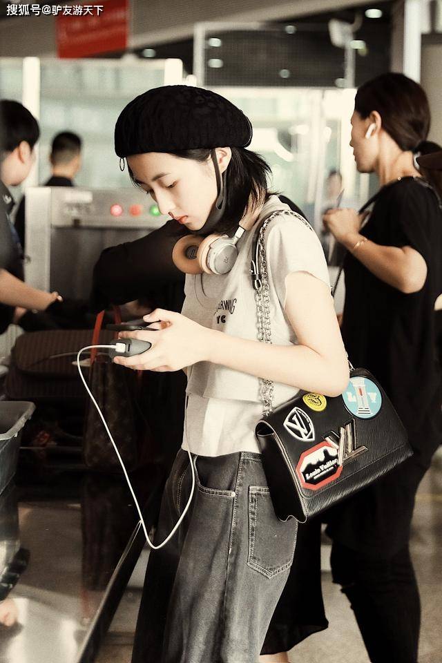 润色 张子枫清爽打扮走机场，穿T恤配牛仔裤，治愈系笑容满屏甜美感