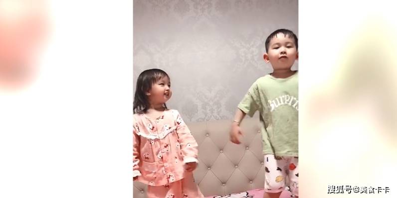 家长|哥哥有了妹妹之后,就开始放飞自我,网友:俩兄妹好可爱!