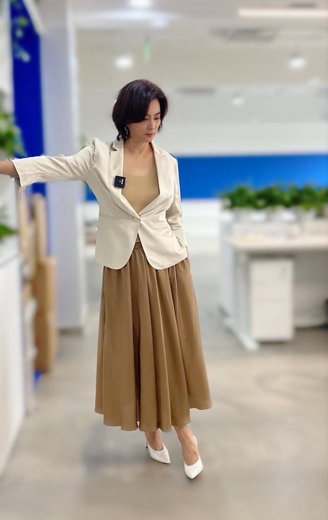 生活 58岁李玲玉真是贵族，独自遛狗生活惬意，穿黑棉衣扎丸子头好温柔