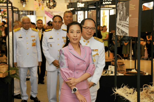 设计 泰国42岁长公主浪费好身材！紧身裤挡不住翘臀，继承颂妃的高颜值