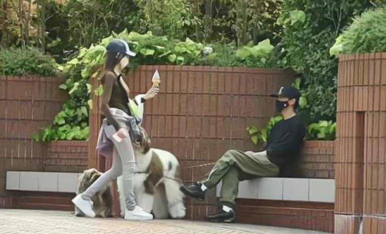 好身材 工藤静香修身T恤配紧身裤，年过五十依然纤瘦，难怪木村这么爱她