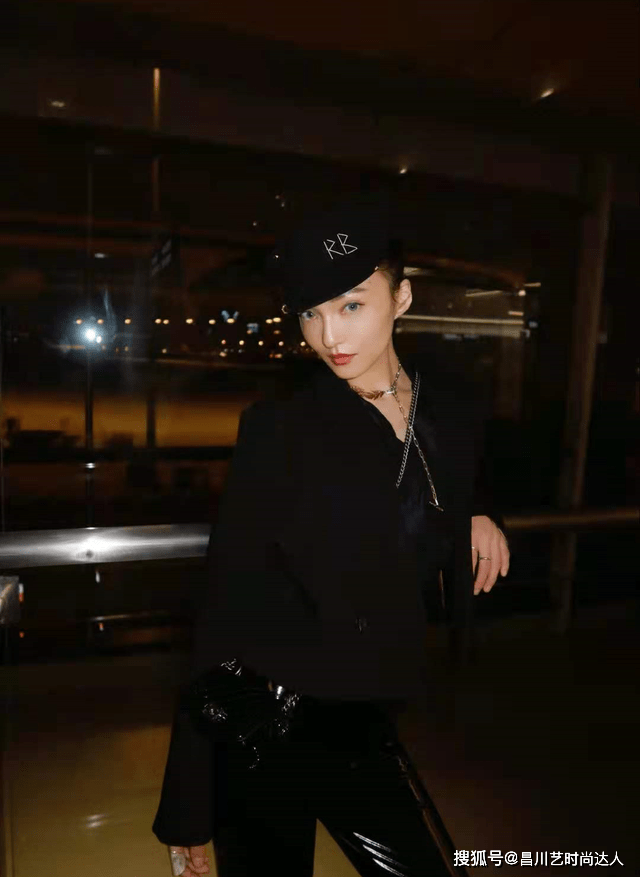 黑色 张韶涵气质真不是盖的,白色西装配黑色短裤简约干练,很有霸气感