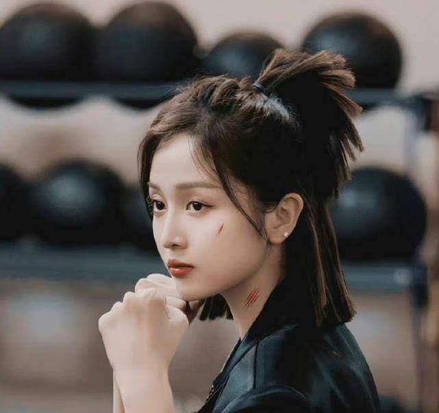 偶像|综艺也有吻戏？小鬼吴宣仪天台路透惹争议，粉丝担心自家爱豆吃亏