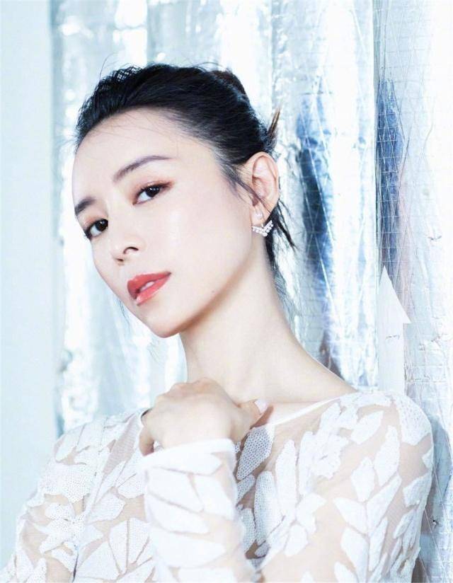 曲线 39岁张静初美到骨子里，镂空上衣配紧身裙秀撩人曲线，真的好性感