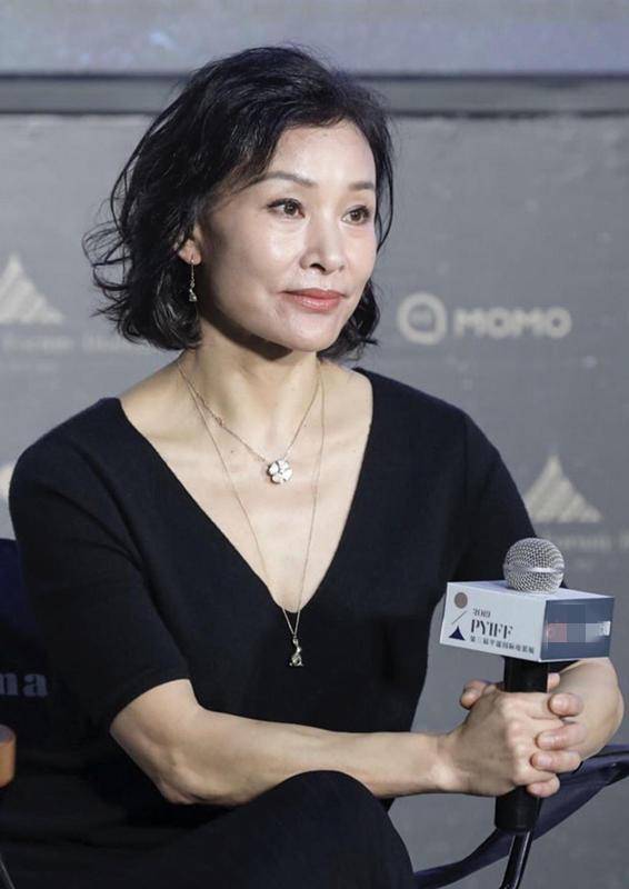 项链 陈冲穿衣品味在线，波波头搭配黑色连衣裙低调奢华，优雅大气