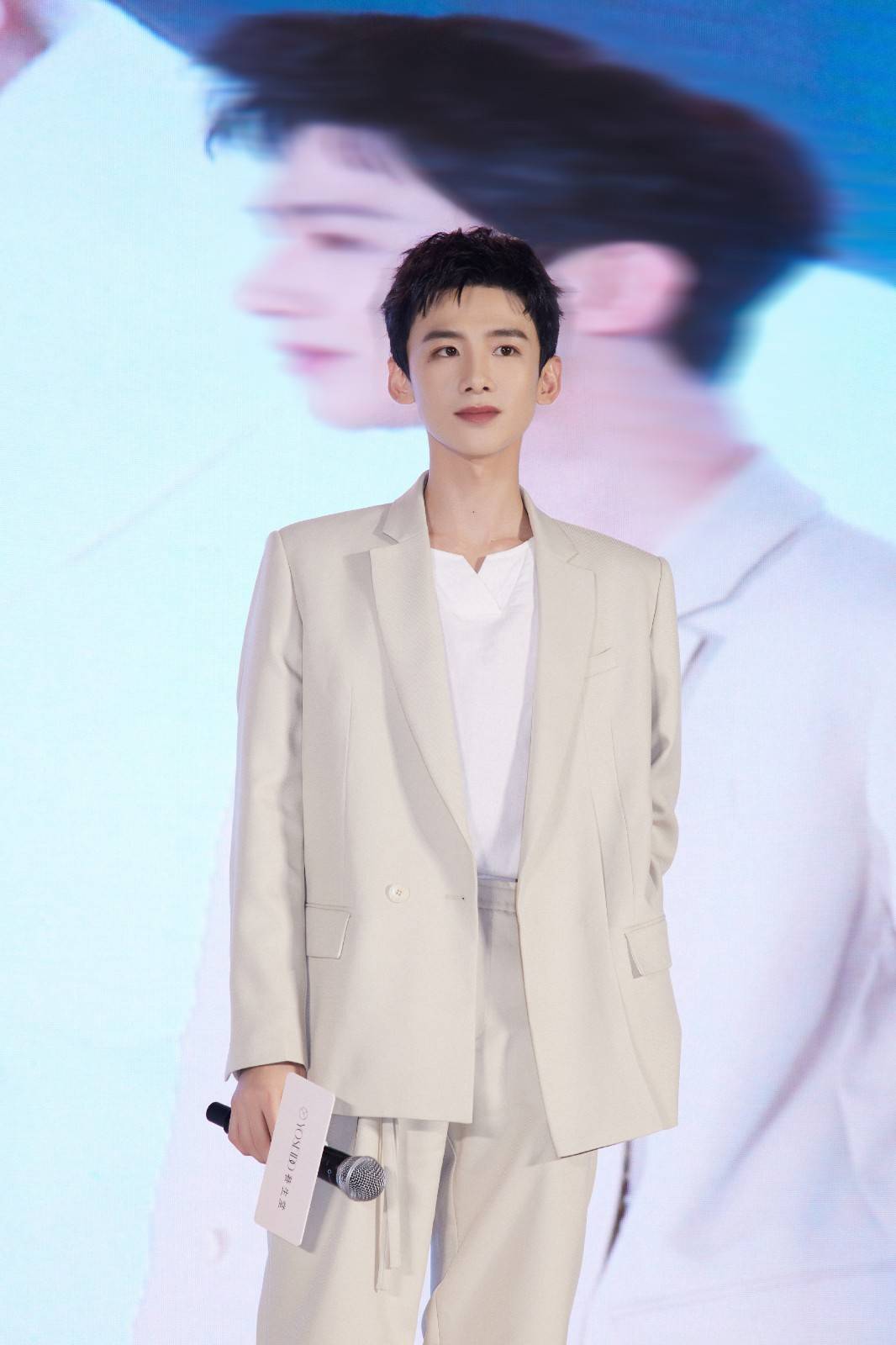 网友 白敬亭一身灰白西服出席活动,气质清秀白马王子无疑,可惜有点瘦