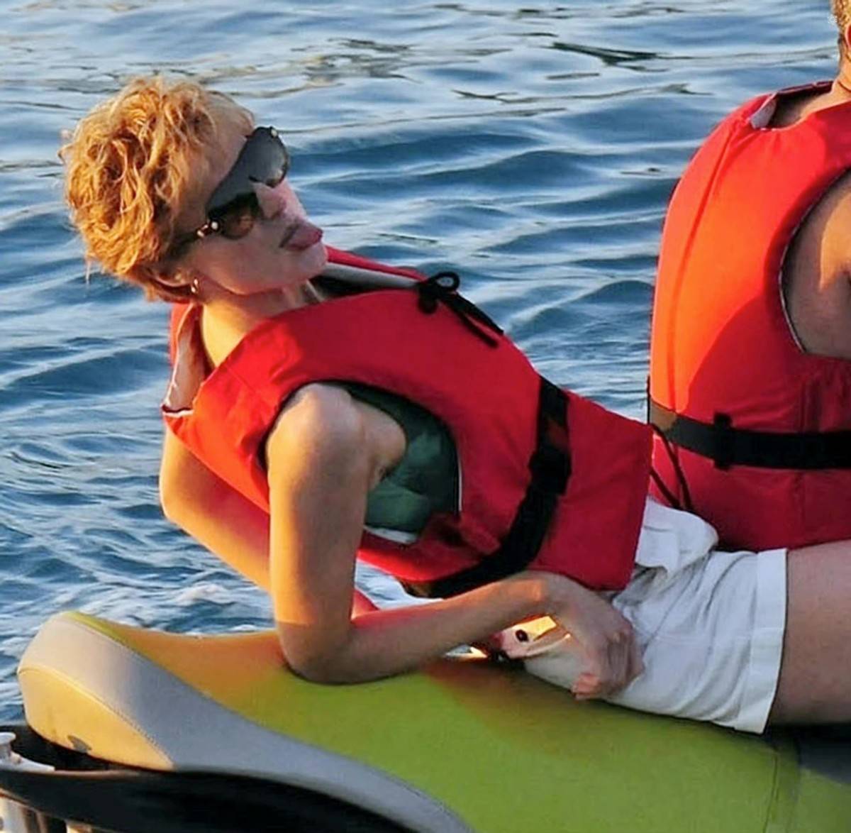 原创信条女主新剧造型好美!身高1米9大长腿抢镜,海边戏水太养眼了