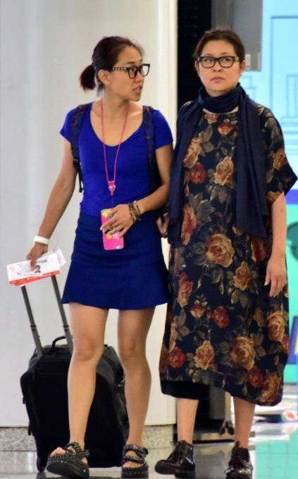 身材 倪萍穿印花裙配围巾，淡雅知性秀出成熟女人味，宽松却不臃肿